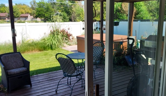 Cozy country 3 bedroom 2 full baths fenced back yard animals welcome