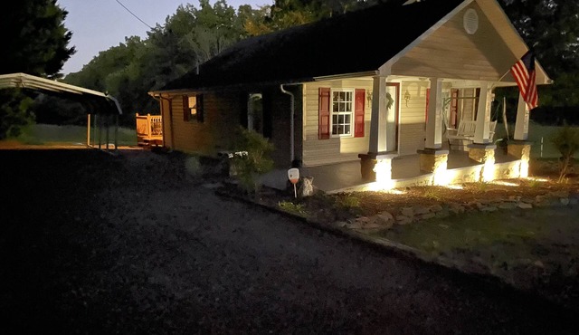 Cozy Country Bungalow, Rocking chair front porch. 20 miles to Danville VA Casino