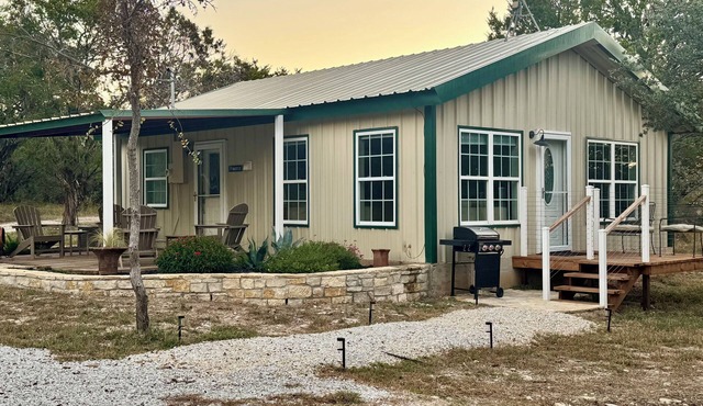 Cozy Country Cabin- Centrally Located- 2.5 Miles to Downtown!
