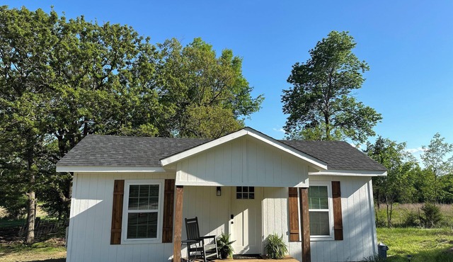 Cozy country cabin with hot tub in Sand Springs on 7 acres w a pond