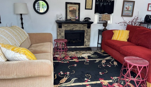 Cozy Country Cabin with Modern Touches & Rooster Charm!