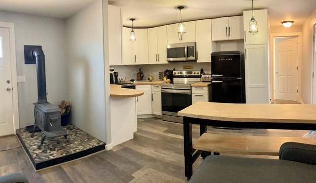 Cozy Country Cottage- 5 beds, private hot tub, smoker grill, stocked kitchen!