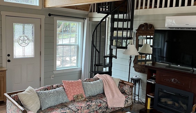 Cozy Country Cottage; Family RetreatnJust minutes from Circle T