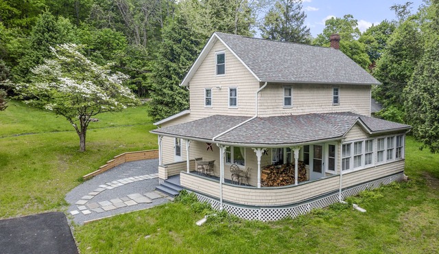 Cozy country farmhouse by the Delaware River