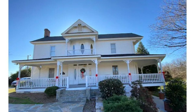 Cozy, Country Farmhouse, Entire House