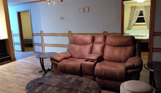 Cozy Country FarmHouse GetAway - Yet Minutes to a small Town n