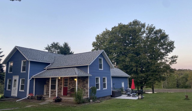 Cozy Country farmhouse with Hot Tub