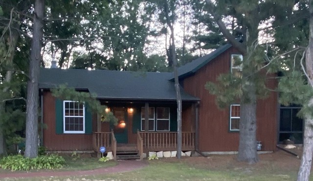 Cozy, country-feel, private, close to everything, for family & friends to gather