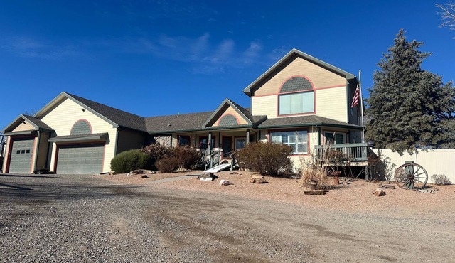 COZY COUNTRY HOME, close to trails and scenic views of the Grand Valley!