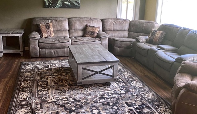 Cozy, Country Home-Beautiful Setting & Recreation