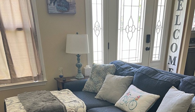 Cozy Country Home close to shopping, dining, beaches.