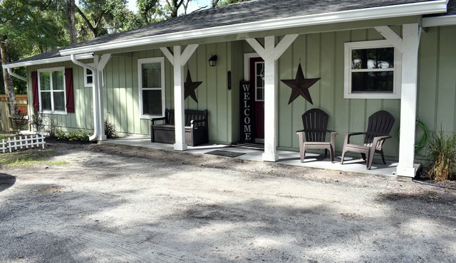 Cozy country home in North Deland. Close to historic downtown!