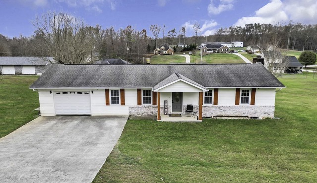 Cozy country home on 1.5 fenced acres - 10 min from Norris Lake & ATV Trails