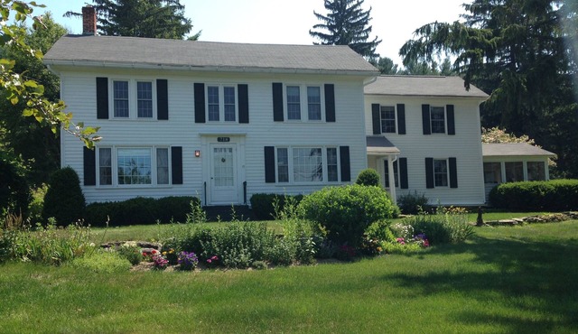 Cozy Country Home, Perfect City Escape