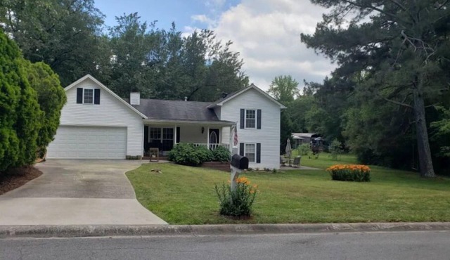 Cozy country house w relaxing porch, & back patio.