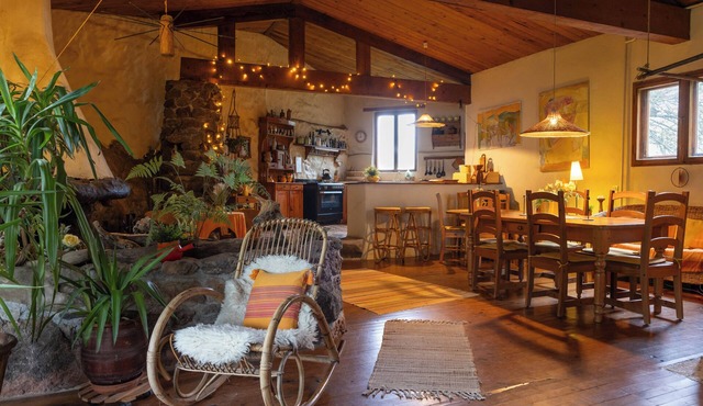 Cozy country house with a large garden and magnificent views of the Pyrenees.