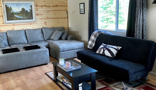 Cozy Country Inn-country in the City. 3 bdm 2 bath home- renovated like new.n