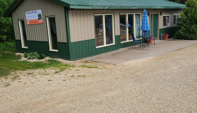 Cozy country lodge with 1 bedroom and WiFi, AC in enjoyable Fountain City