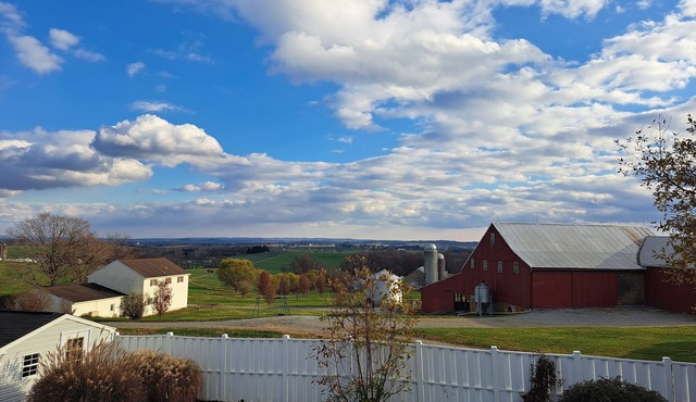 Cozy Country Retreat With River Views & Hot Tub, Near Lancaster PA Sleeps 8