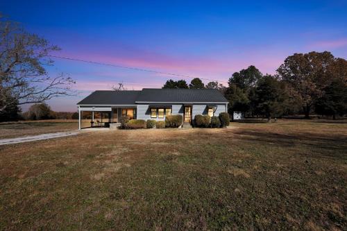 Cozy Country Retreat - Hot Tub, Fire Pit & Guitars home