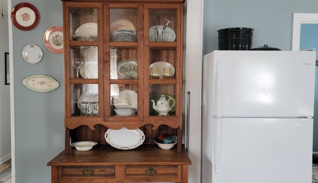 Cozy, country retreat in a private setting. Enjoy beautiful sunsets and sunrises