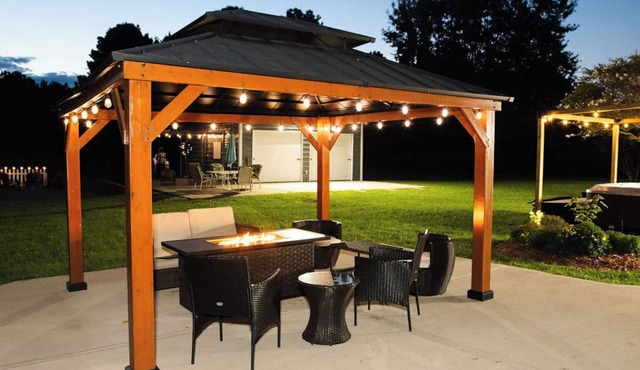 Cozy Country Retreat Ranch Style Home, private hot tub, pet friendly