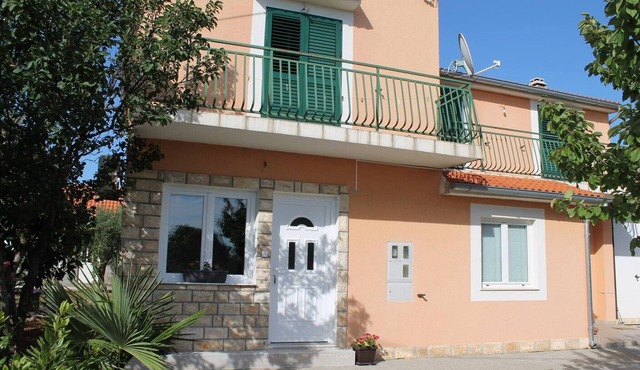 Cozy countryside apartment in Bristane