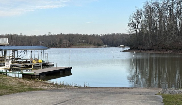 Cozy County Living with private boat ramp to KY lake within walking distance