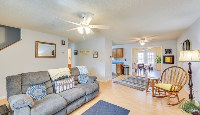 Cozy Couple's Getaway w/Private Yard in Cameron