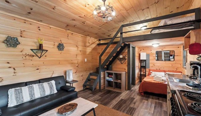 Cozy Couples and Climbing Getaway in Heart of RRG!