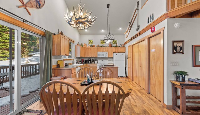 Cozy Couples Cabin |Hot Tub +King Bed + 25 min to Leavenworth