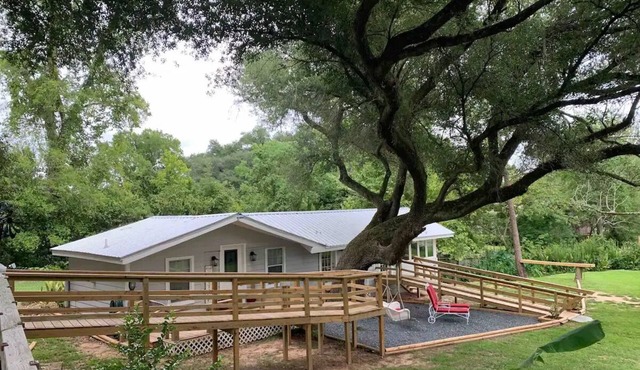 Cozy Couples Cottage with access to Hot Tubb.nn
