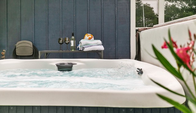 Cozy Couples Escape | Hot Tub + Fireplace