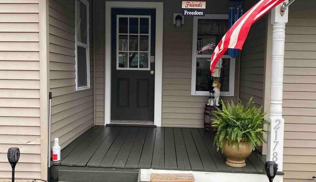 Cozy Couples Farmhouse Cottage- Minutes walk from Swain Ski Resort