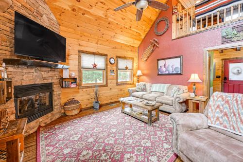 Cozy Couples Getaway with Hot Tub Fox Ridge Cabin