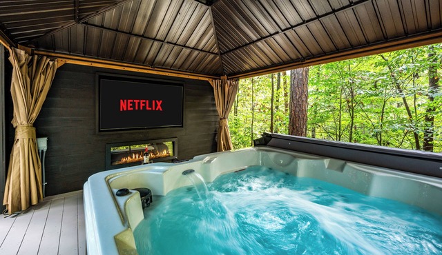 Cozy Couples Paradise Private Theater Hot Tub