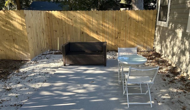 Cozy Couples Retreat | 10 Min to Beach & Downtown