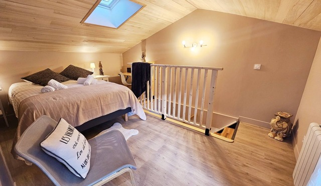 Cozy courtyard side townhouse