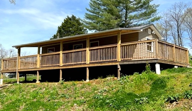 Cozy Cove. A cozy one bedroom tiny home.