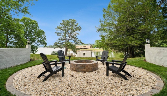Cozy Cove-Lakefront home with kayaks, paddle board, lillypad, arcade, & fire pit