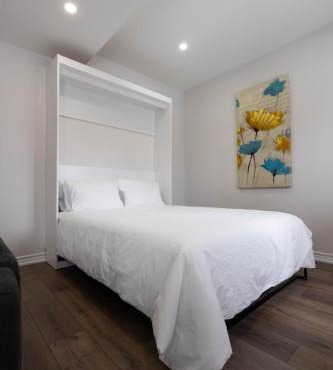 Cozy Cove Retreat, Private Suite with Separate Entrance Near Friday Harbour, Barrie & Lake Simcoe