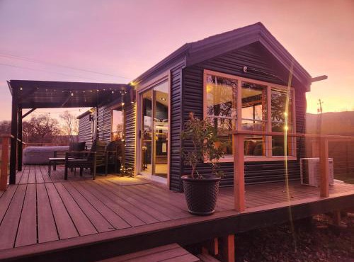 Cozy Covelo Tiny Home - Hot Tub & Oaks