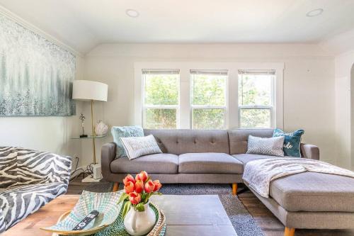 Cozy Craftsman Cottage 10 minutes away from DT!