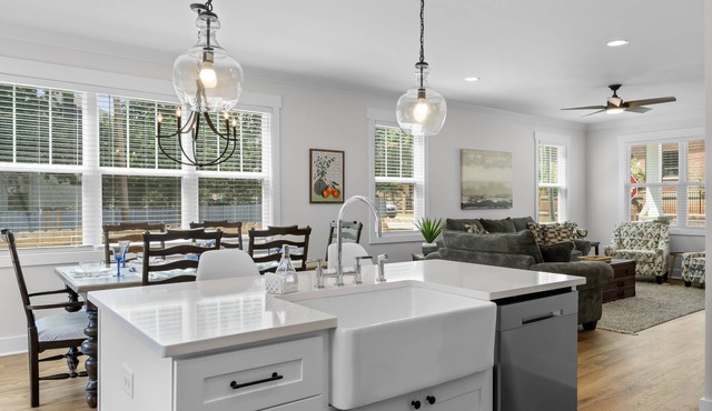 Cozy Craftsman Getaway, Walk to Main Street & Reedy Falls
