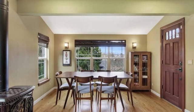 Cozy Craftsman Retreat by Light Rail, Dog Friendly