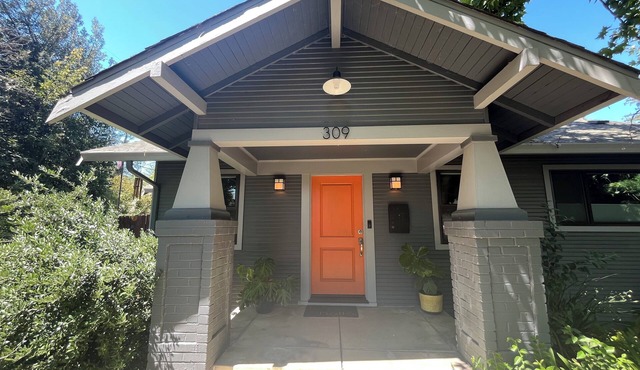 Cozy Craftsman Sanctuary in the best neighborhood in Modesto