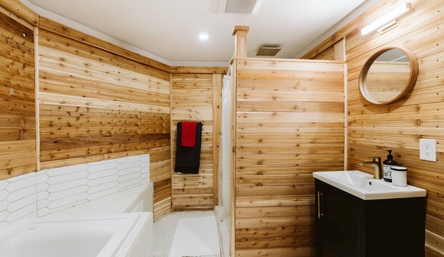 Cozy craftsman studio with luxury bathroom and everything you will need!