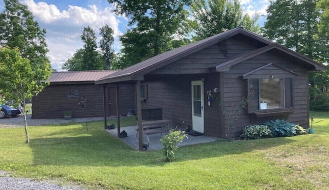 Cozy Creek Cabin: 1-Bedroom Cabin next to Pipestem Resort