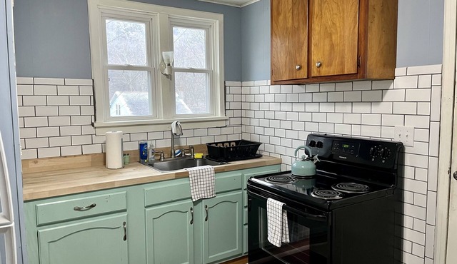 Cozy creek cottage close to downtown