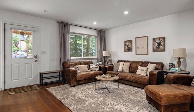 Cozy Creek, end unit townhome in quiet neighborhood on free bus route!